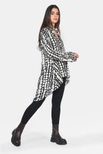 Ασπρόμαυρη oversized πουκαμίσα από ζωρζέτα - Image 2