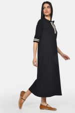 Μαύρο ζέρσευ φόρεμα με ριγέ τρέσες - Image 2